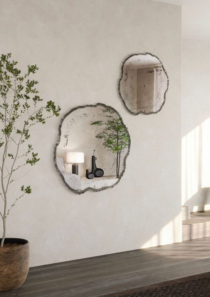 Spiegel an der Wand